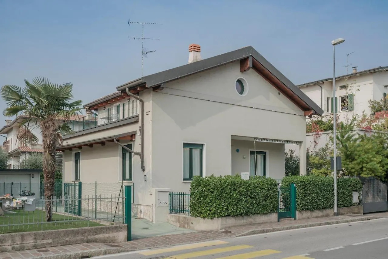 Дом отдыха Villa Natalina - A 100 Metri Dalle Terme Virgilio Сирмионе