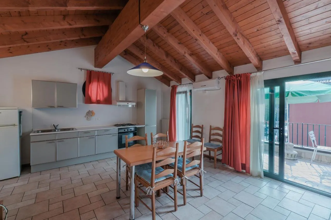 Дом отдыха Villa Natalina - A 100 Metri Dalle Terme Virgilio Сирмионе Италия
